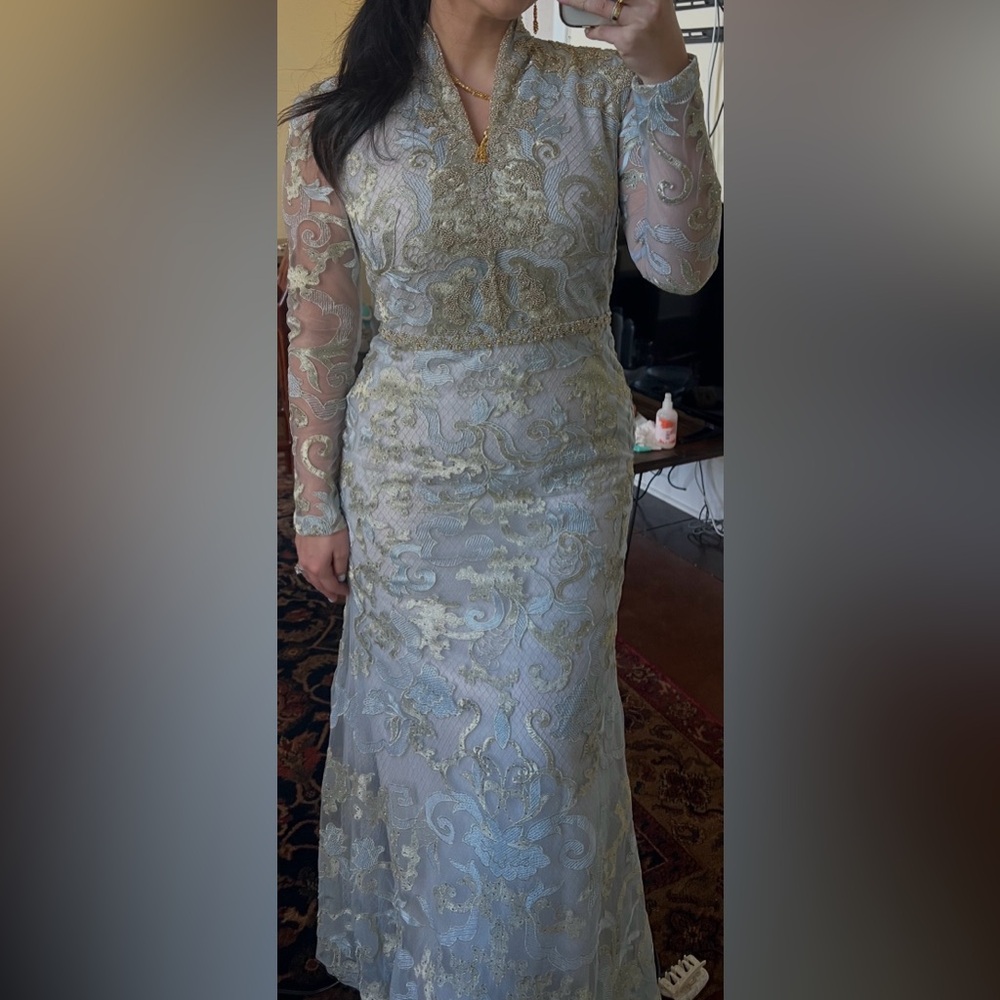 Mac Duggal Long Sleeve Applique V-Neck Gown size 8 - Picture 4 of 4